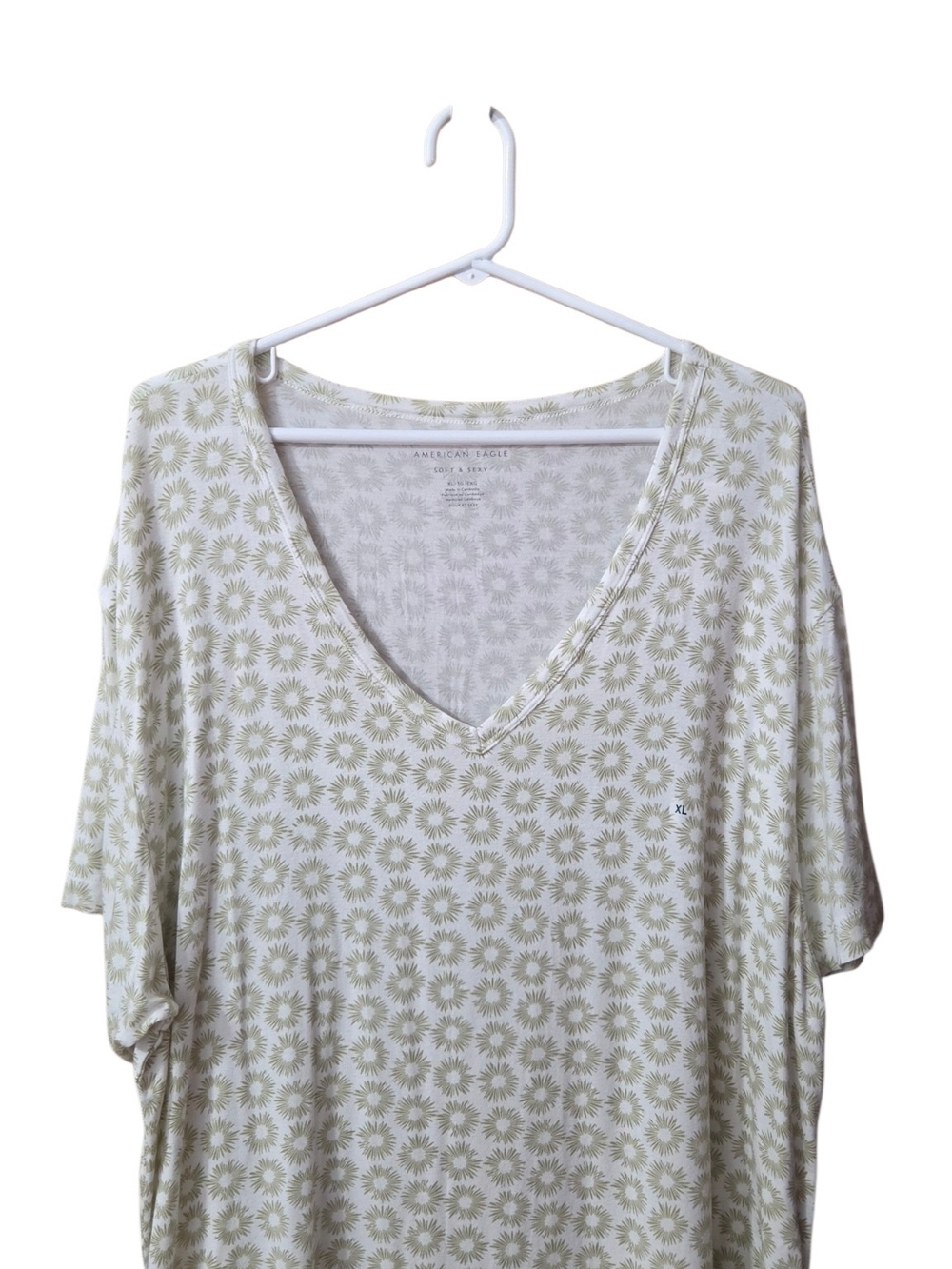 American Eagle Outfitters Light Green Daisy-Print V-Neck Women’s Top